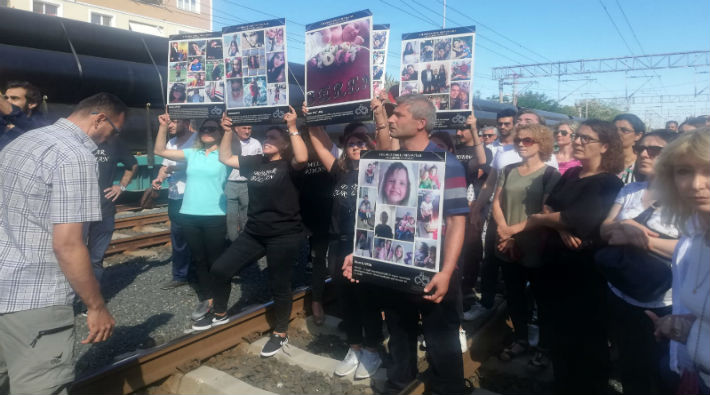Çorlu Tren Katliamı Aileleri rayların üzerinden, 'ölüm treni'nin önünden seslendi: 'Hak, hukuk, adalet!'