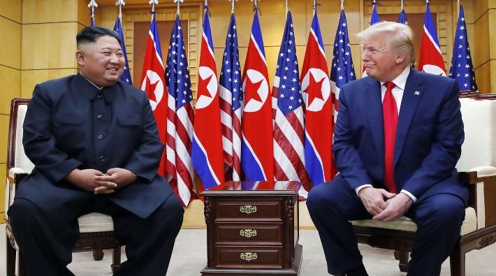Trump ile Kim Jong-un "silahsızlandırılmış bölgede" görüştü
