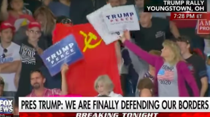 Trump konuşurken SSCB bayrağı açtılar
