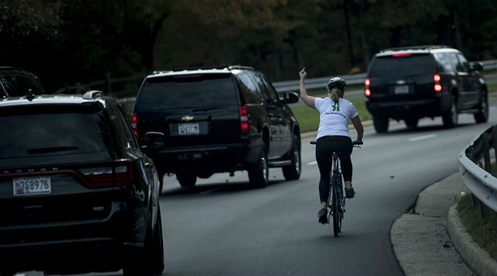 Trump'a 'orta parmak' gösteren bisikletli kadın işten çıkarıldı