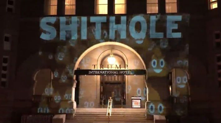 Trump'ın otelinin girişine 'bok çukuru' yazdılar