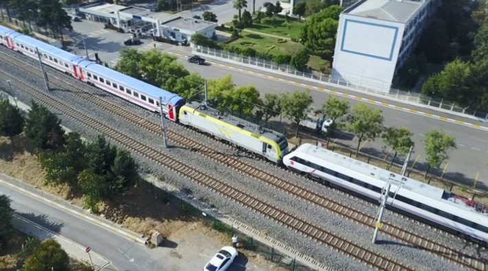 Tuzla'da bir yolcu treni, Yüksek Hızlı Tren'e çarptı