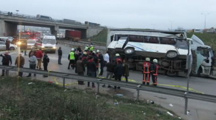 Tuzla'da işçi servisi kamyonla çarpıştı: 27 işçi yaralandı
