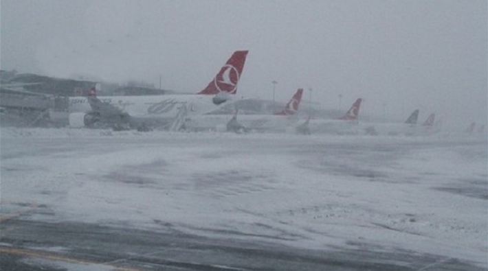 'Dünyanın en büyük havalimanı' karda çalışmıyor: Uçaklar İstanbul Havalimanı’na inemiyor