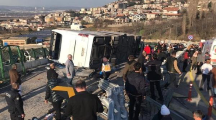 Öğrencileri taşıyan otobüs Uludağ yolunda devrildi: 5'i ağır 48 yaralı