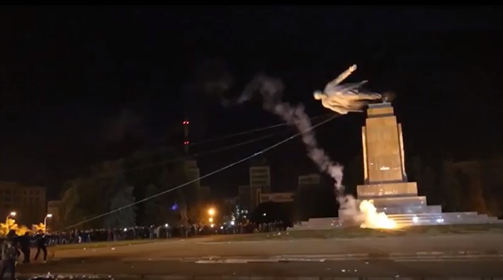 Uluslararası Af Örgütü, reklamında Lenin heykelini yıkan Neo-Nazilere yer verdi