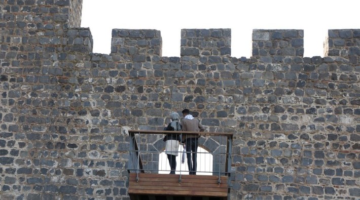UNESCO korumasındaki 7 bin yıllık sura balkon yapıp, dibine beton döktüler!