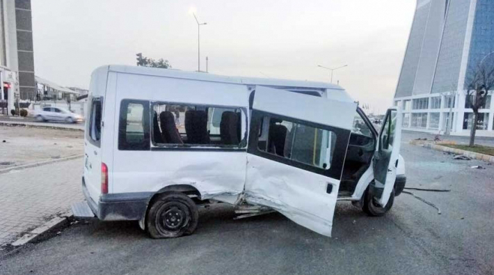 Urfa'da işçi servisi ile otomobil çarpıştı: 1 ölü 3 yaralı
