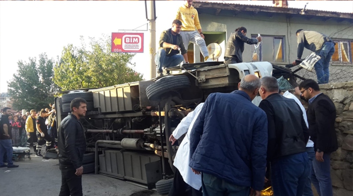 Uşak'ta işçi servisi devrildi: 1 ölü, 14 yaralı