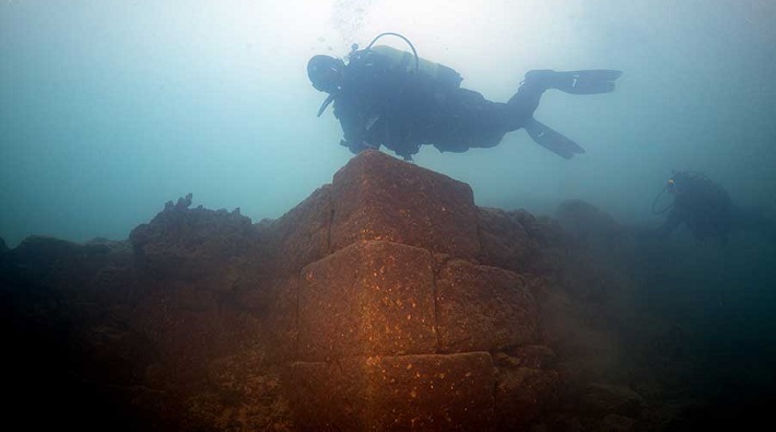 Van Gölü'nde 3 bin yıllık kale tespit edildi