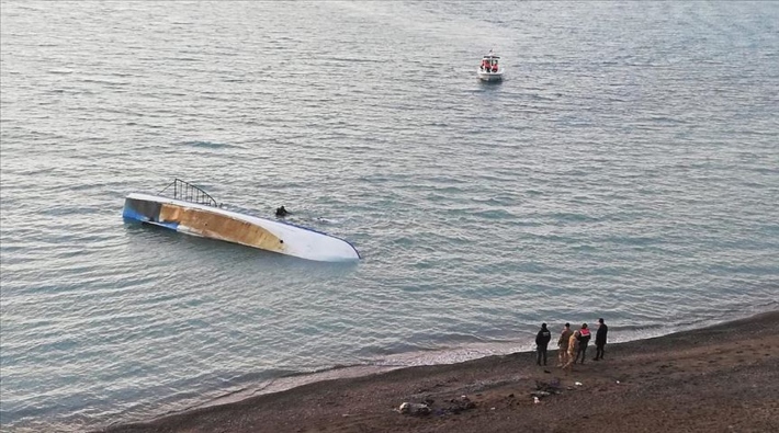 Van Gölü'nde göçmenleri taşıyan tekne battı: 7 kişi hayatını kaybetti