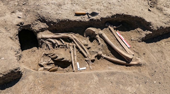 Van'da 2 bin 700 yıllık kafatası olmayan kadın iskeleti bulundu