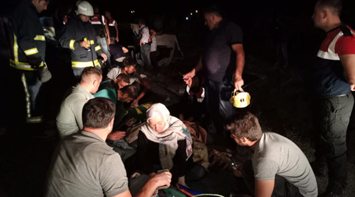 Van'da göçmenleri taşıyan minibüs devrildi: 35 yaralı