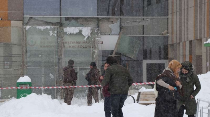Van'da hastane girişindeki çatı çöktü: 9 yaralı