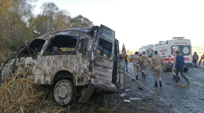 Van'da sığınmacıları taşıyan minibüs takla attı: 2 ölü, 22 yaralı