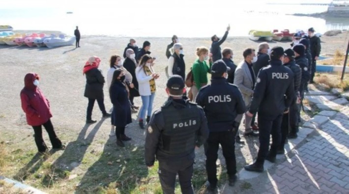 Van Gölü’ne karanfil bırakmak isteyen Mülteci Dayanışma Ağı'na polis engel oldu