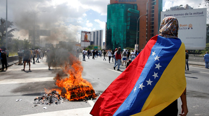 Venezuela’da halka dağıtılacak gıda maddelerinin bulunduğu depolarda yangın