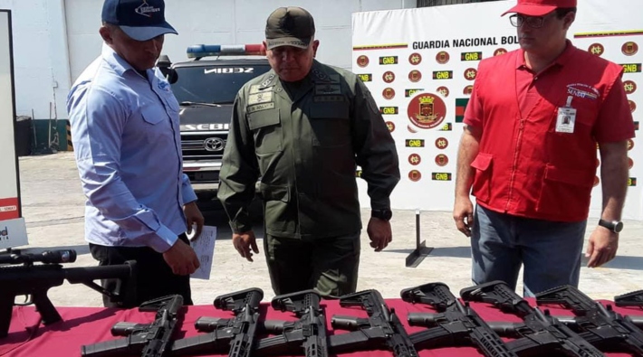 Venezuela İçişleri Bakanlığı: ABD'den gönderilen silahlara el koyduk!
