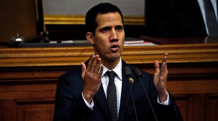 Venezuela’da ABD destekli Juan Guaido kamu görevlerinden men edildi