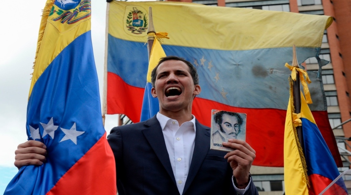 Venezuela'da ABD destekli muhalif lider kendini devlet başkanı ilan etti