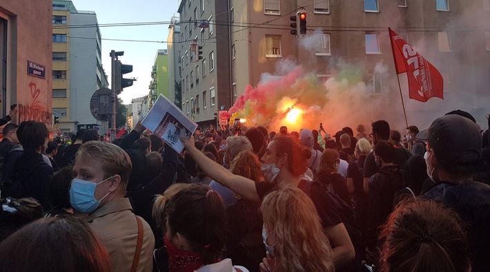 Viyana’da ‘Erdoğan’ sloganlı, tekbirli saldırılara karşı kitlesel protesto