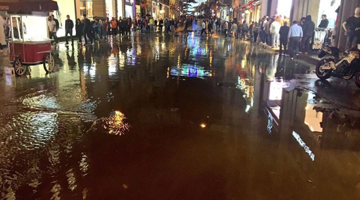 Yağmur yağdı, betona gömülen İstiklal Caddesi göle döndü