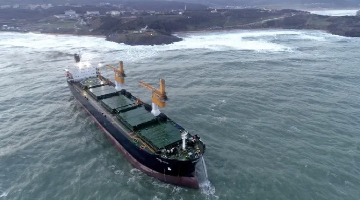 Yaklaşık 27 bin grostonluk gemi Beykoz açıklarında sürüklendi