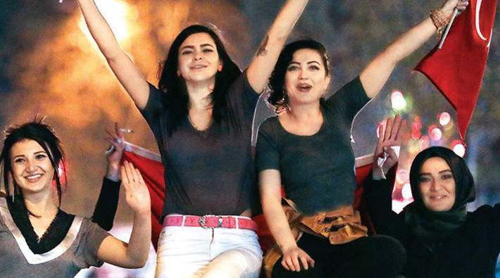 Yandaş gazeteden 'evet'çi kadınların fotoğrafına sansür