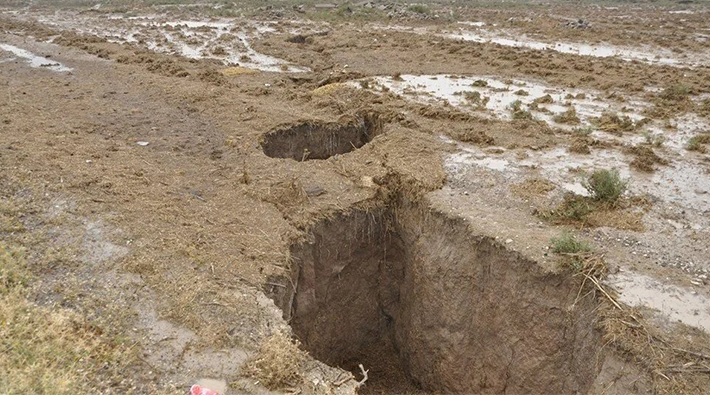Konya’da yağmur sonrası dev yarıklar oluştu: AFAD inceleme başlattı