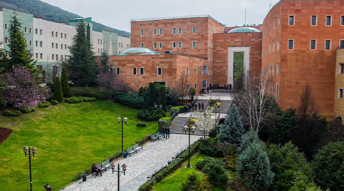 Yeditepe Üniversitesi'nde Tiyatro Bölümü öğrencilerinden 'çevrimiçi derse yüz yüze sınav' tepkisi