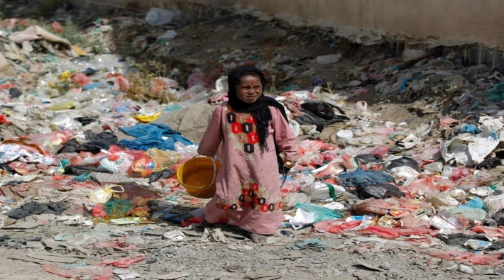 Yemen'de insanlar çöpten yiyecek bulmak zorunda kalıyor