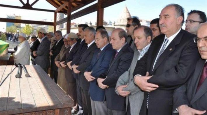Yıldırım, FETÖ ile ilgim yok dedi, Gülen'in kardeşinin cenazesinde görüntülendi