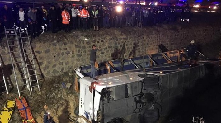 Yolcu otobüsü su kanalına devrildi: Çok sayıda ölü ve yaralı