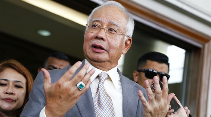 Yolsuzlukla suçlanan eski Malezya başbakanına 12 yıl hapis cezası