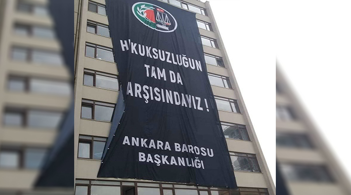 YSK'nın karşı binasında bulunan Ankara Barosu'ndan anlamlı pankart: 'Hukuksuzluğun tam karşısındayız'