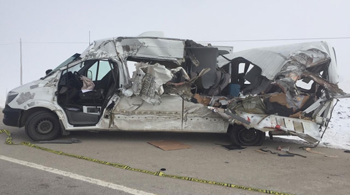 Yüksekova’da yolcu minibüsü ile TIR çarpıştı: 4 ölü, 5 yaralı