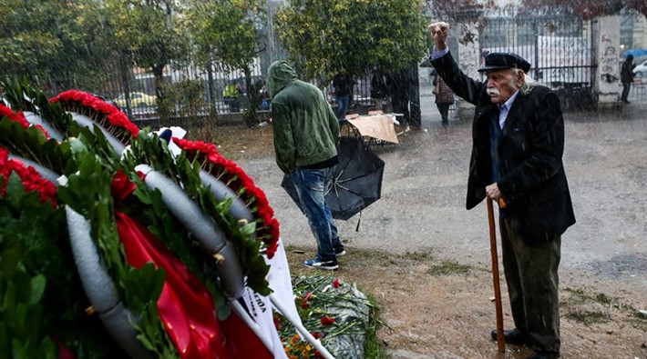 Yunanistan solunun sembol ismi Manolis Glezos hayatını kaybetti