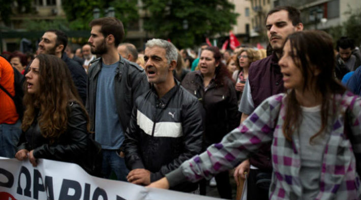 Yunanistan'da Syriza-Anel hükümetinin 'kemer sıkma' tasarısına karşı işçiler grevde!