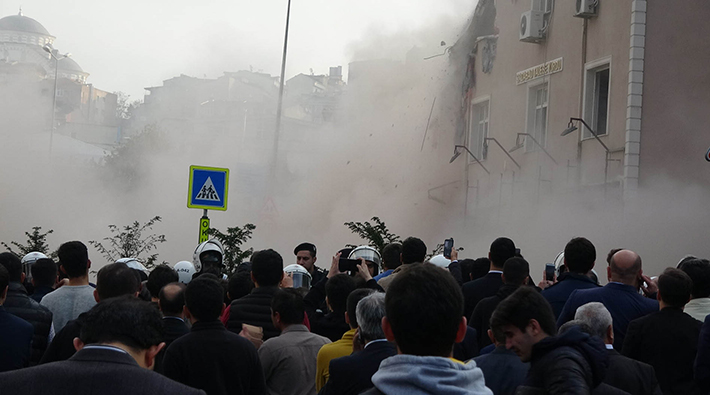Süleymancılara ait yurt binasının yıkımı tekbirlerle protesto edildi!
