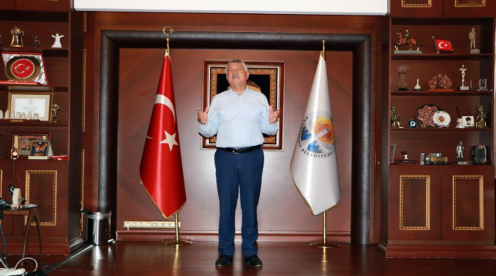 Adana Büyükşehir Belediyesi Başkanı Zeydan Karalar'ın makam odasındaki eşyalar, MHP'li başkandan kalan borç nedeniyle haczedildi