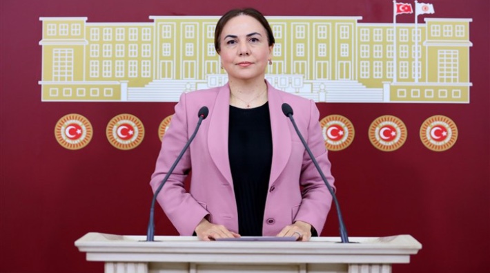 AKP'li Zeynep Gül Yılmaz: Bağırta bağırta Akdeniz Belediyesi'ni aldık, kanırta kanırta da Büyükşehri alacağız 